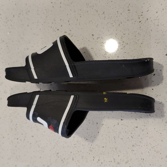 Fila slides - Picture 3 of 5